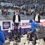 Partita su scacchiera gigante a bordo campo