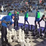 Partita su scacchiera gigante a bordo campo