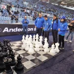 Partita su scacchiera gigante a bordo campo