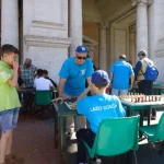L'istruttore Silvio Brozzi gioca a scacchi con un allievo in piazza del Campidoglio
