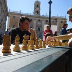 Appassionati giocano a scacchi in piazza del Campidoglio