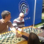 L'istruttore Silvio Brozzi gioca a scacchi con i partecipanti all'evento