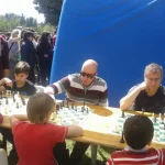 L'istruttore Silvio Brozzi gioca a scacchi con i partecipanti all'evento