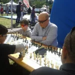 L'istruttore Silvio Brozzi gioca a scacchi con i partecipanti all'evento