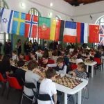 Numerosi bambini si sfidano nel torneo di scacchi interscolastico all'istituto Di Donato