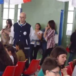 L'istruttore Silvio Brozzi osserva i ragazzi durante il torneo