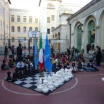 scacchiera gigante nel cortile della scuola durante la premiazione