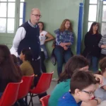 L'istruttore Silvio Brozzi osserva i ragazzi durante il torneo