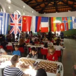 Numerosi bambini si sfidano nel torneo di scacchi interscolastico all'istituto Di Donato