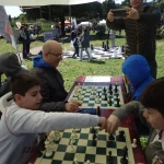 L'istruttore Silvio Brozzi gioca e insegna gli scacchi allo stand della FSI