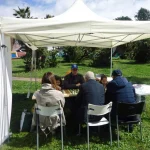 L'istruttore Silvio Brozzi gioca e insegna gli scacchi allo stand della FSI