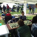 Partecipanti all'evento Sport in Famiglia si sfidano alla scacchiera