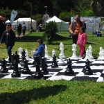 Scacchiera gigante sul prato del laghetto dell'Eur con i bambini
