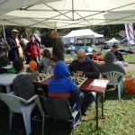 L'istruttore Silvio Brozzi gioca e insegna gli scacchi allo stand della FSI