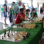 Appassionati giocano a scacchi in una simultanea